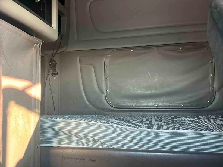 2015-peterbilt-367-image-10