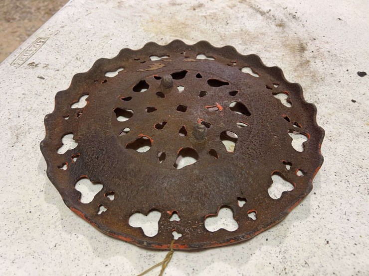 rare--deere-and-mansure-co.-cast-iron-seat-image-5