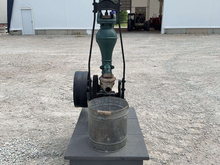 red-jacket-hand-pump-with-flywheel-drive,-demonstration-piece-image-7