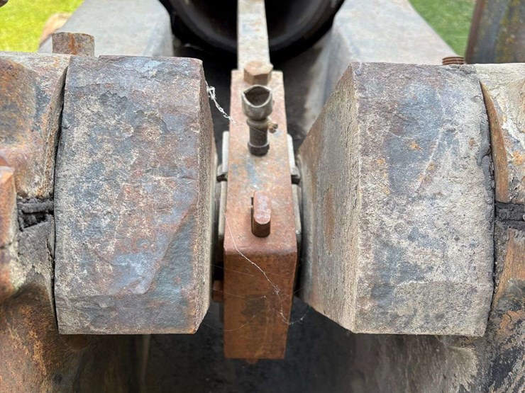 blackbear-25-hp-engine-on-cart-image-10