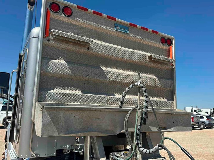 2015-peterbilt-579-image-8