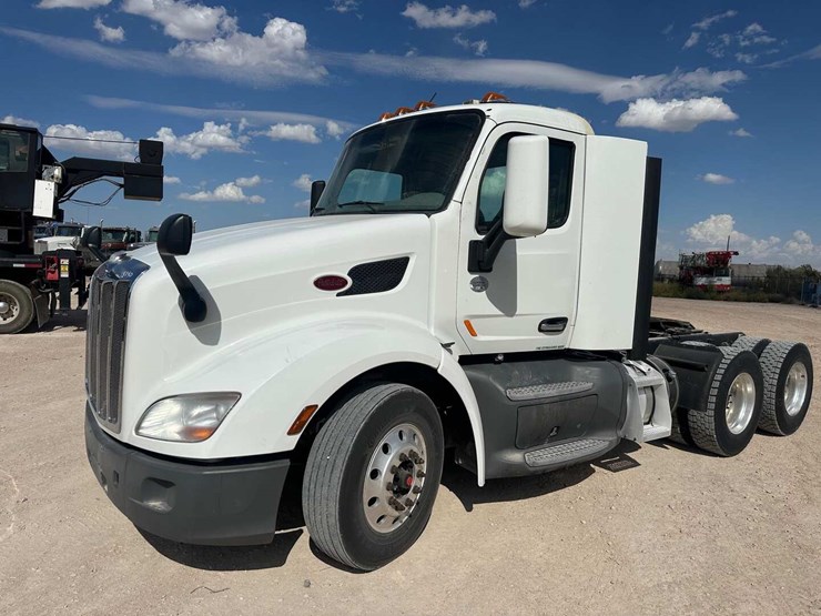 2019-peterbilt-579-image-1