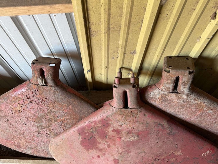 three-farmall-/-ih-tractor-step-plate-fenders-image-2