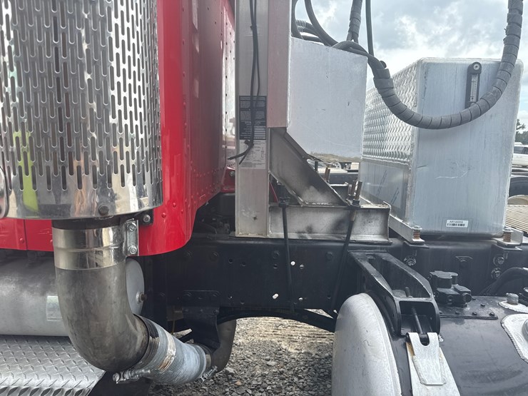 2014-peterbilt-389-image-30