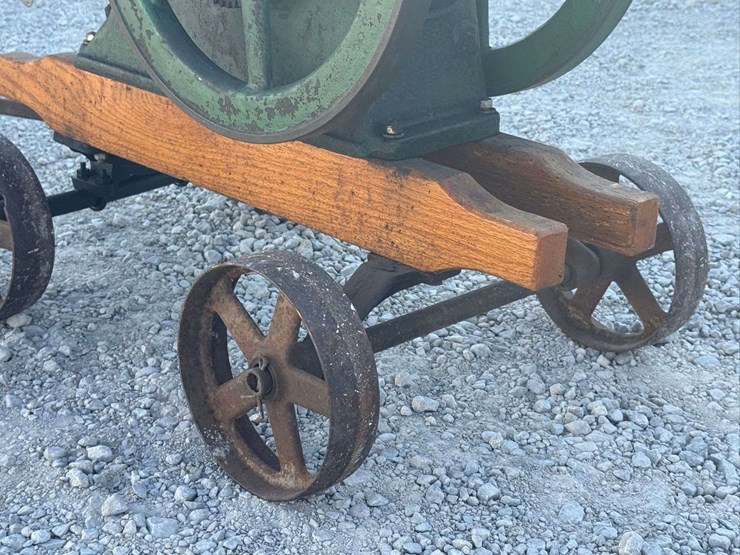 hercules-1½-hp-hit-&-miss-engine-on-truck-image-24