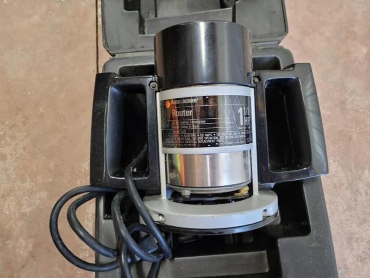 black-&-decker-1.5hp-router-image-1