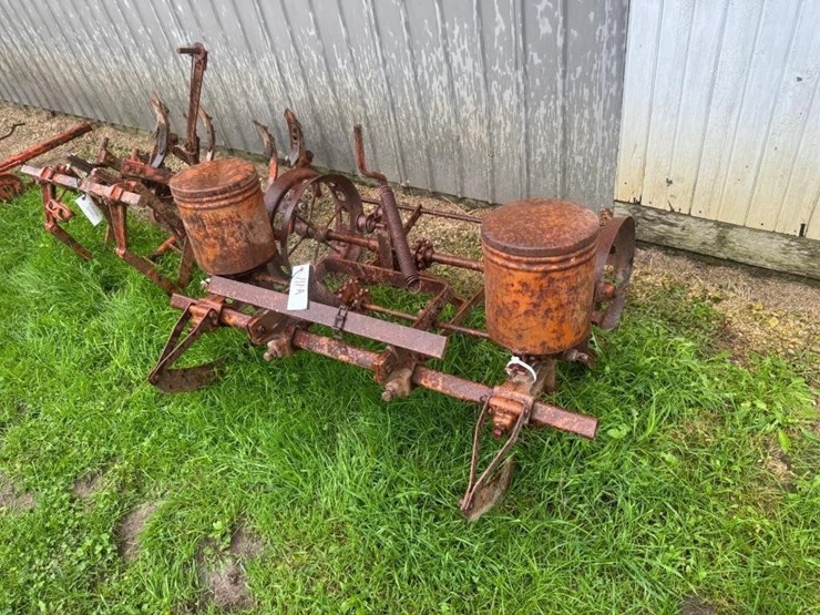 allis-chalmers-2-row-planter-for-g-tractor-image-6
