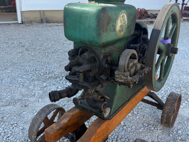 hercules-1½-hp-hit-&-miss-engine-on-truck-image-28