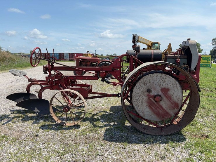 moline-universal-model-d-image-3