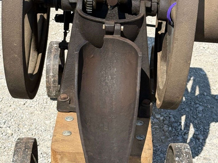 sandwich-3-hp-hit-&-miss-engine-on-truck-image-65