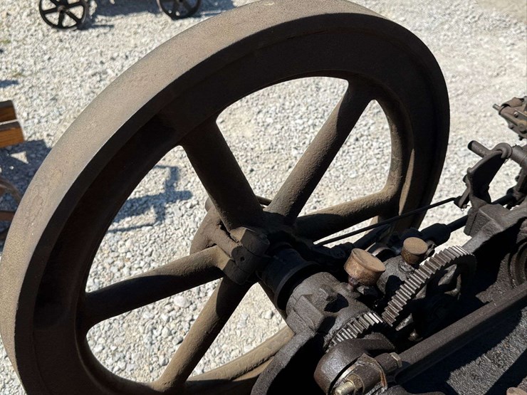 sandwich-3-hp-hit-&-miss-engine-on-truck-image-158