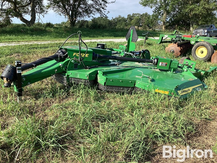 2022-john-deere-12-image-1