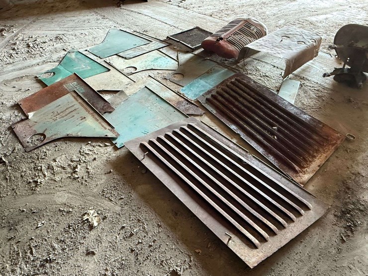 oliver-row-crop-77-sheet-metal-&-parts-lot-image-4