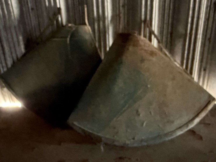 pair-of-oliver-tractor-rear-fenders-–-original,-with-mounting-brackets.-image-1