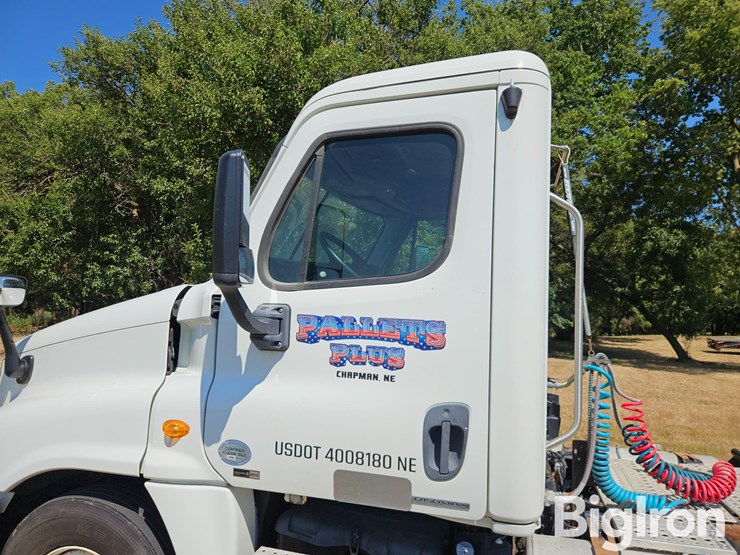 2012-freightliner-cascadia-125-image-20