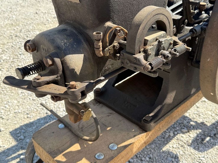 sandwich-3-hp-hit-&-miss-engine-on-truck-image-131