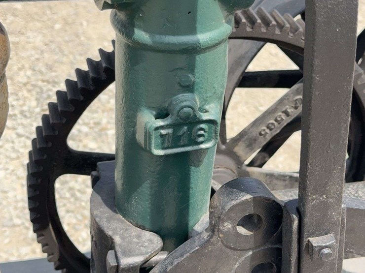 red-jacket-hand-pump-with-flywheel-drive,-demonstration-piece-image-22