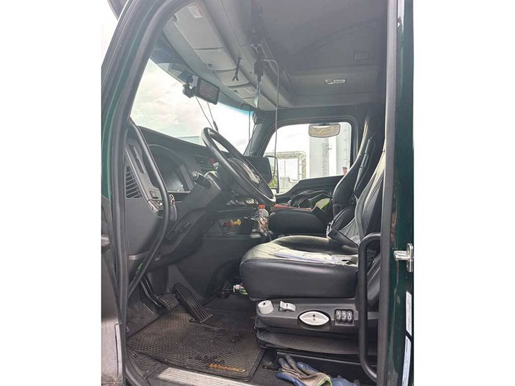 2023-kenworth-w990-image-3