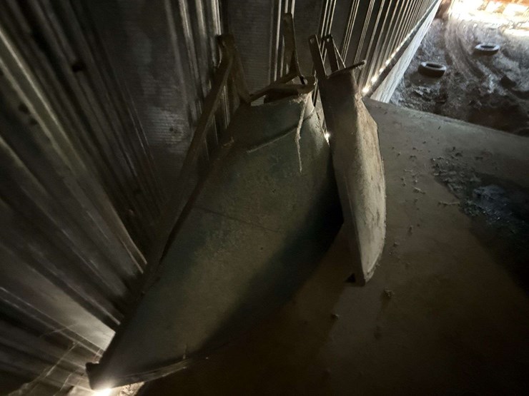 pair-of-oliver-tractor-rear-fenders-–-original,-with-mounting-brackets.-image-5