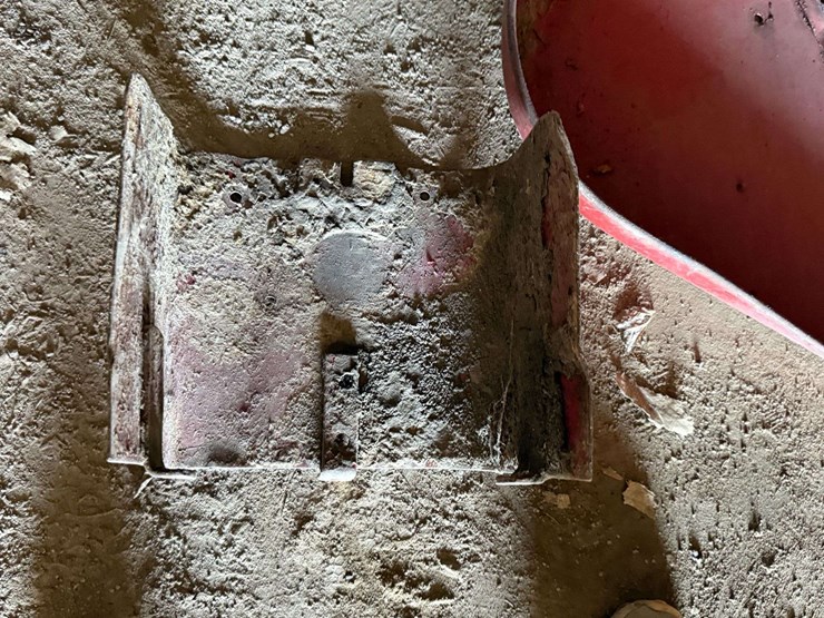 pair-of-international-harvester-farmall-tractor-rear-fenders-with-mounting-brackets-and-pto-shield-image-9