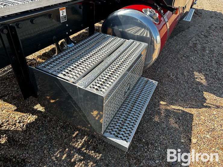 2024-peterbilt-389-image-18