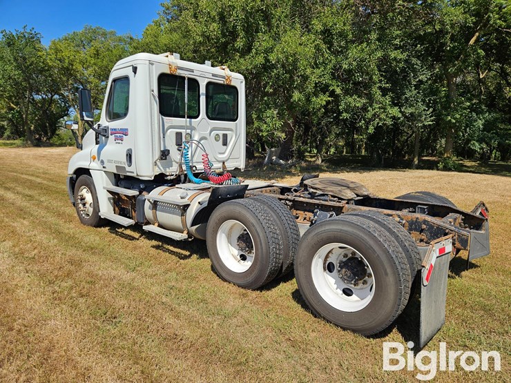 2012-freightliner-cascadia-125-image-7