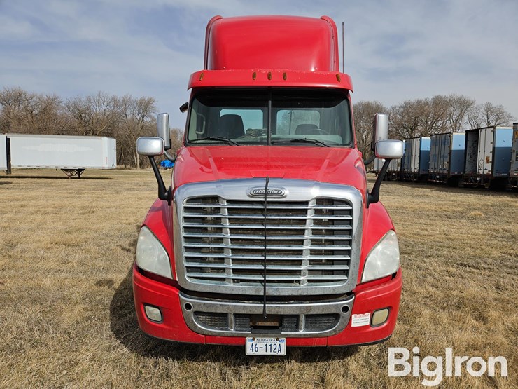 2012-freightliner-cascadia-125-image-2