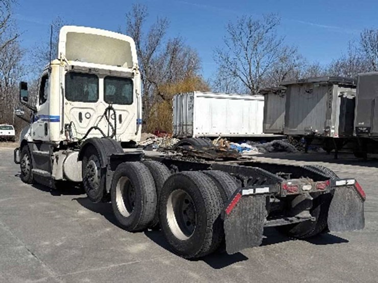 2022-freightliner-cascadia-126-image-2