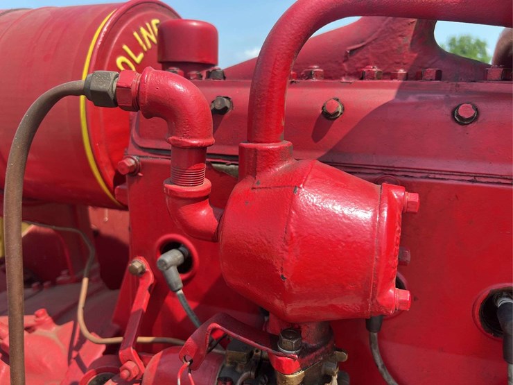 moline-universal-model-d-image-16