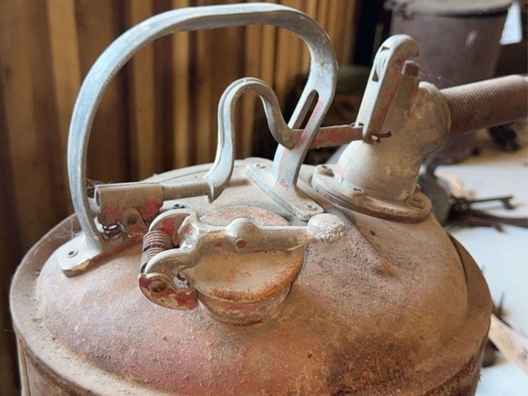 (3)-vintage-oil-cans-image-9