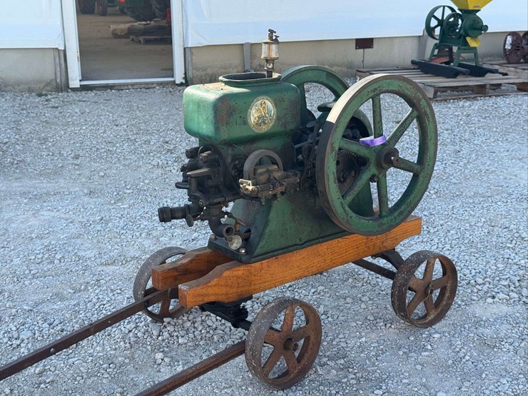 hercules-1½-hp-hit-&-miss-engine-on-truck-image-1