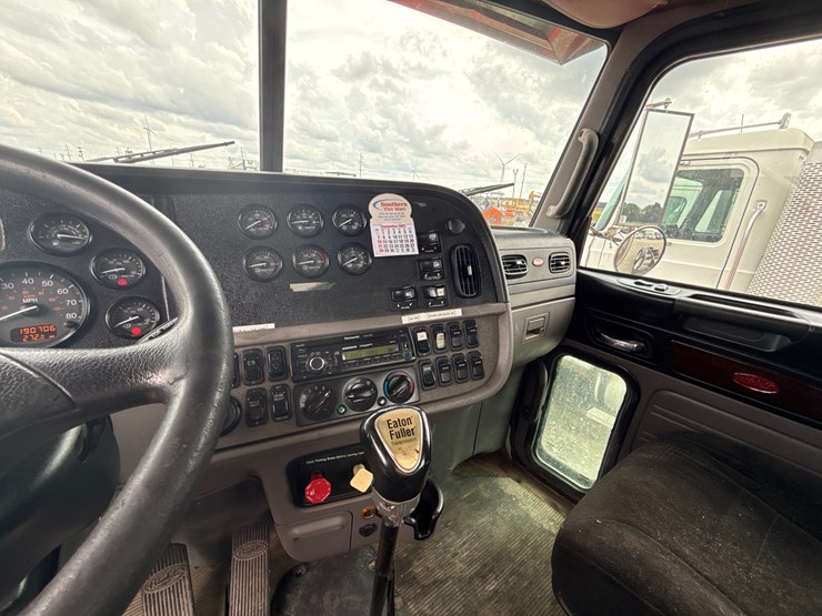 2014-peterbilt-389-image-38