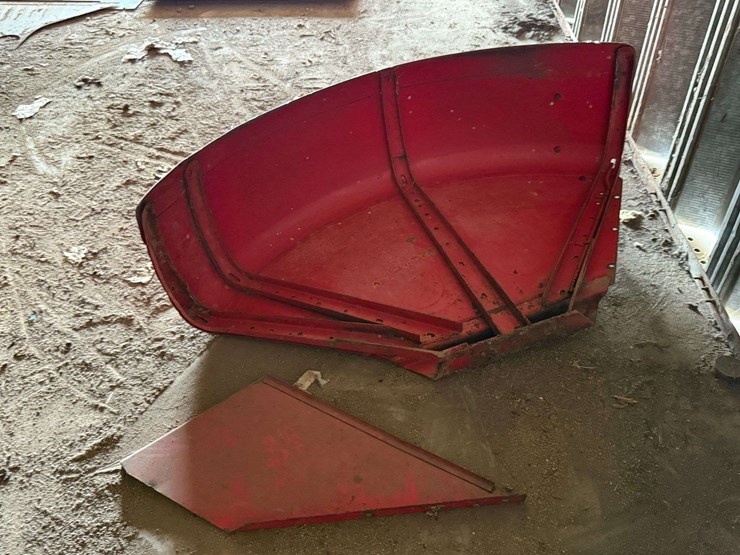 pair-of-international-harvester-full-coverage-tractor-fenders-with-side-shields-image-4