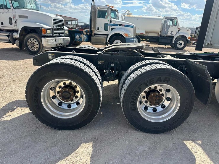 2019-peterbilt-579-image-3