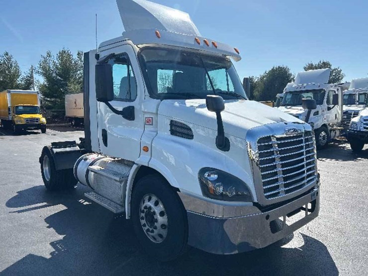 2017-freightliner-cascadia-113-image-1