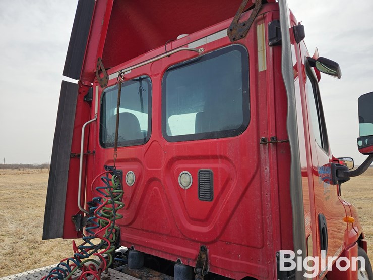 2012-freightliner-cascadia-125-image-16