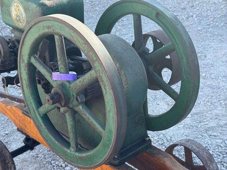 hercules-1½-hp-hit-&-miss-engine-on-truck-image-23