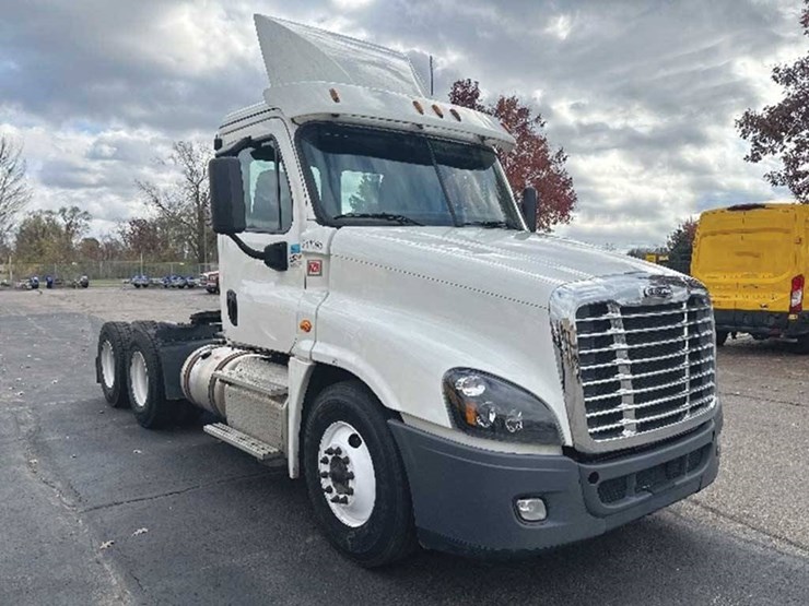 2019-freightliner-cascadia-125-image-1