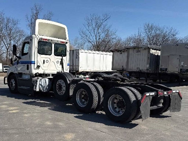 2022-freightliner-cascadia-126-image-2