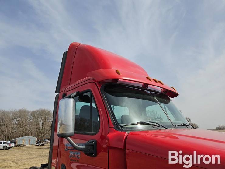 2012-freightliner-cascadia-125-image-12