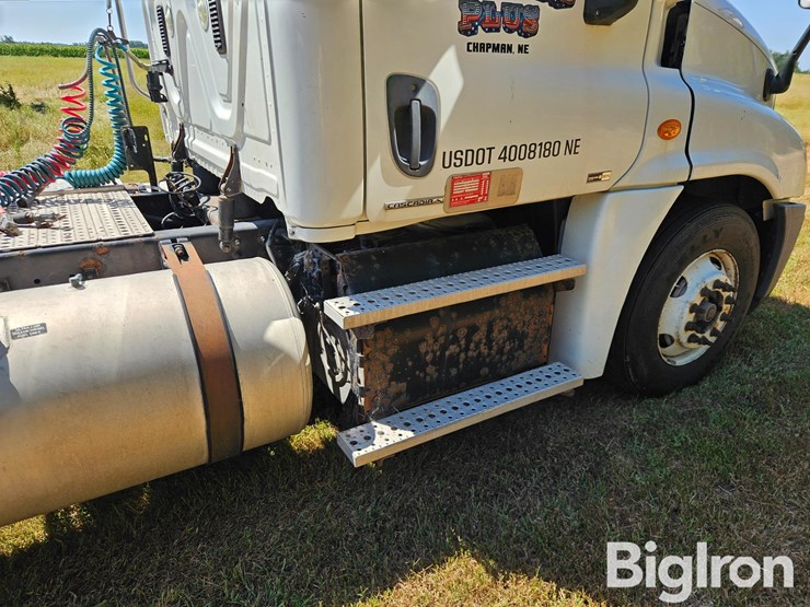 2012-freightliner-cascadia-125-image-15