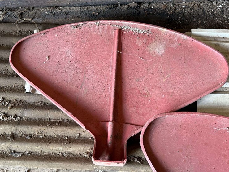 pair-of-farmall-/-ih-tractor-step-plate-fenders-image-3
