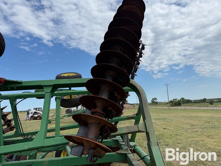 john-deere-335-image-18