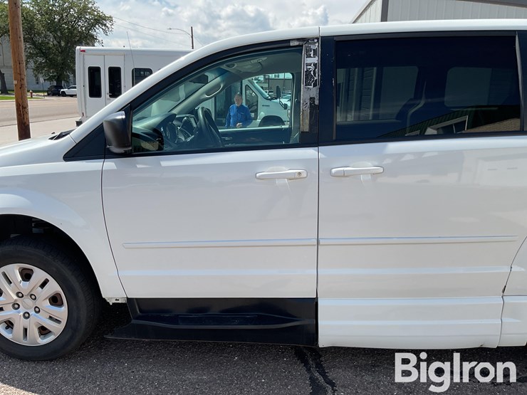 2017-dodge-grand-caravan-se-image-13