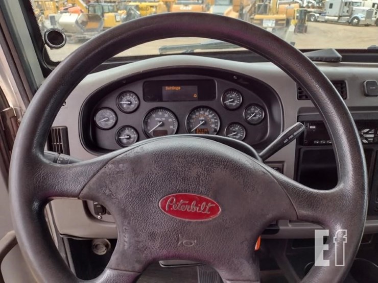 2016-peterbilt-348-image-13