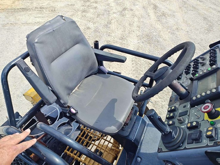 2013-caterpillar-ap-500e-image-11
