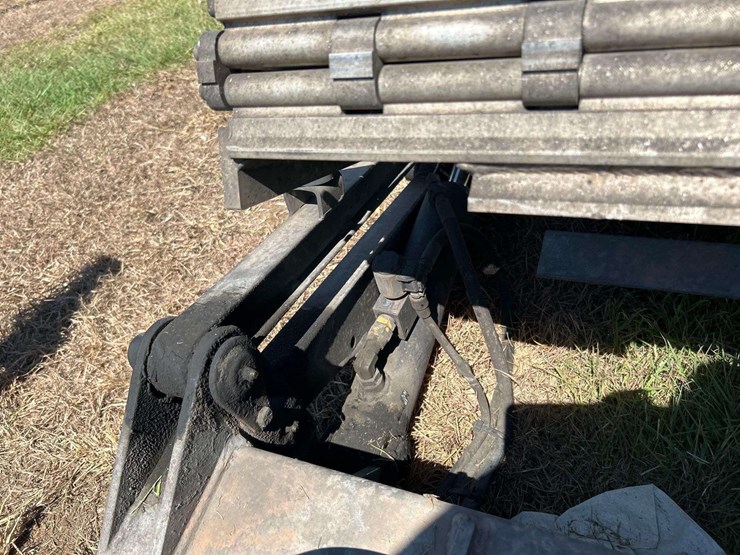 box-truck-hydraulic-tuck-away-lift-gate-image-10