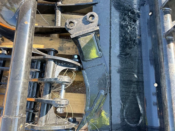 pallet-of-miscellaneous-mini-excavator-attachments-image-4
