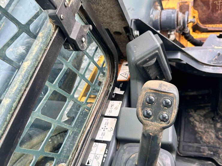 2018-deere-325g-image-17
