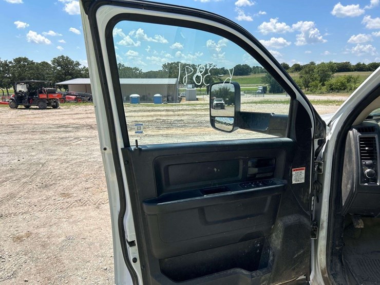 2017-ram-5500-chassis-crew-cab-reading-service-truck-image-11